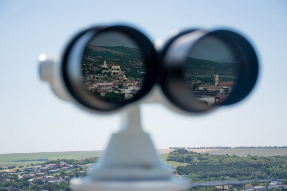 Ilustračný obrázok k článku Najkrajšie výhľady v Nitre: Na Pyramíde a Kalvárii osadili nové ďalekohľady, FOTO