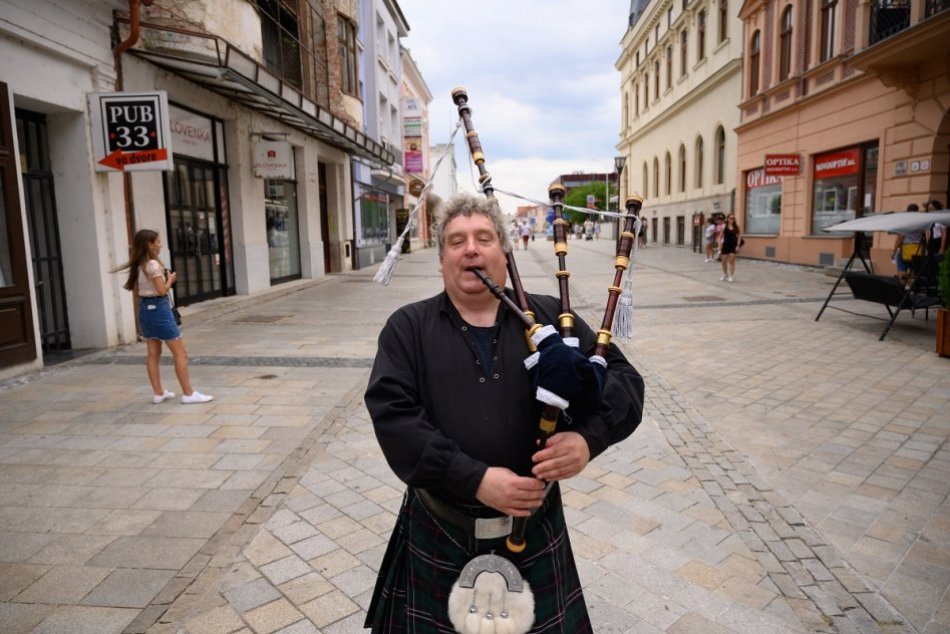 Ilustračný obrázok k článku Svetový zážitok na pešej zóne: V Nitre sa konal sprievod gajdošov, FOTO a VIDEO