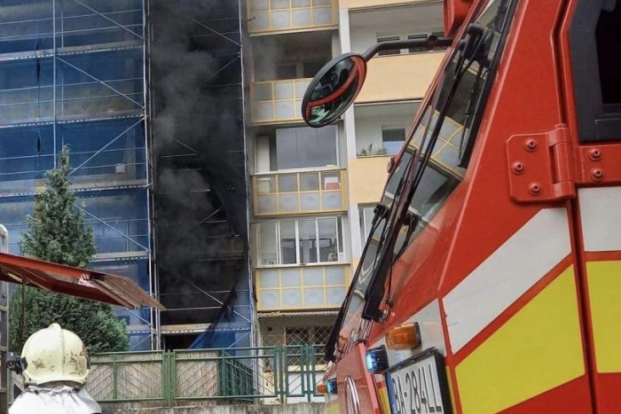 Ilustračný obrázok k článku DRÁMA v Bratislave: HORÍ panelák, jeden obyvateľ VYSKOČIL z okna + FOTO