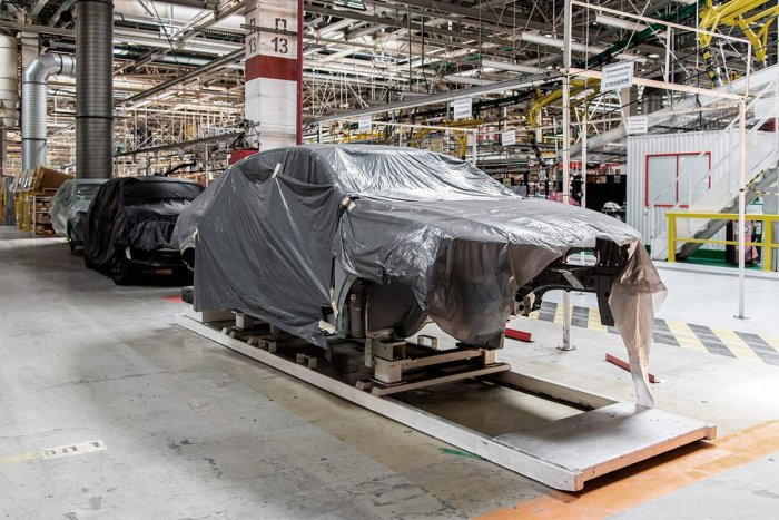 Ilustračný obrázok k článku Rusko vzkriesilo legendárny Moskvič: Sú to KÓPIE čínskych áut v bývalej automobilke Renault?