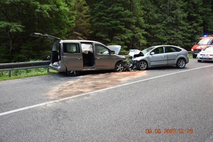 Ilustračný obrázok k článku Zranili sa obaja vodiči aj spolujazdkyňa: Pred Donovalmi došlo k čelnej zrážke áut