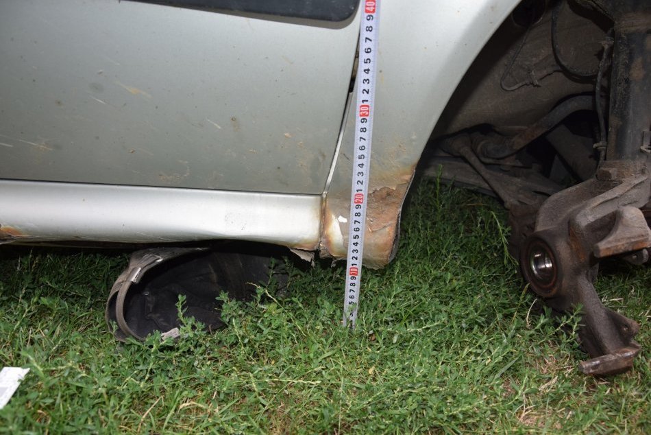 Ilustračný obrázok k článku Policajti zasahovali pri KURIÓZNOM prípade: Na mladíka spadlo auto, FOTO