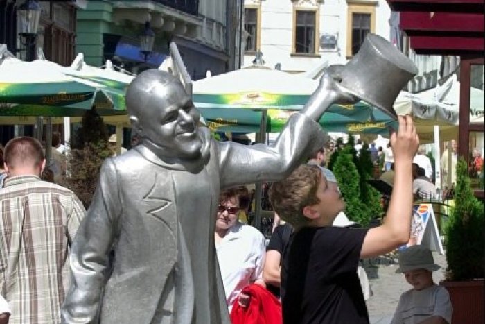 Ilustračný obrázok k článku Bratislavčania si ešte pamätajú na jeho „Ruky bozkávam!“. Schöne Náci sa narodil pred 125 rokmi