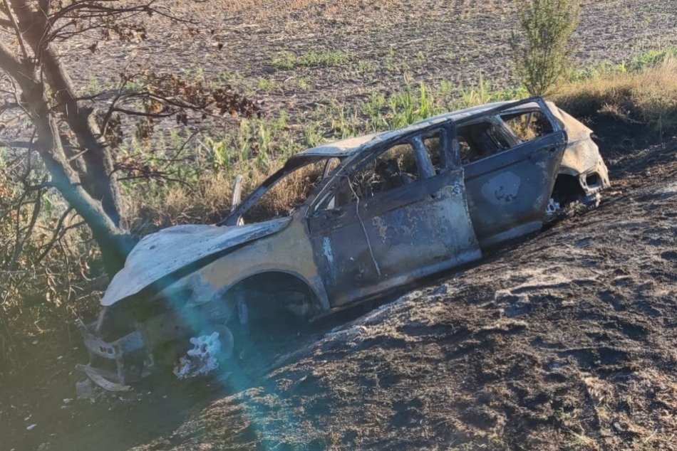 Ilustračný obrázok k článku Auto prevážajúce migrantov zachvátili PLAMENE: Policajti vyslobodili OSEM ľudí