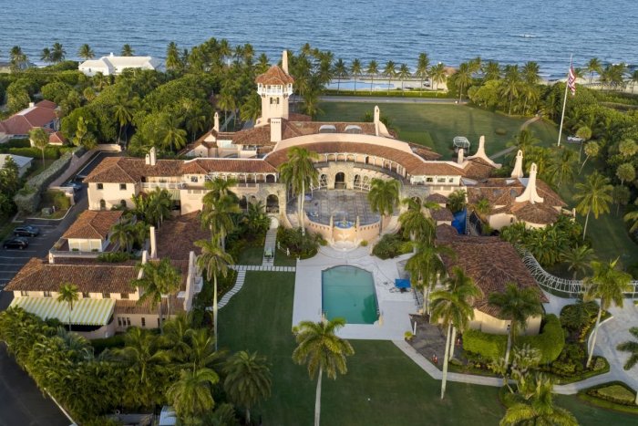 Ilustračný obrázok k článku Prečo FBI prehľadávala Trumpovu vilu? Exprezident mal porušiť zákon o ŠPIONÁŽI!