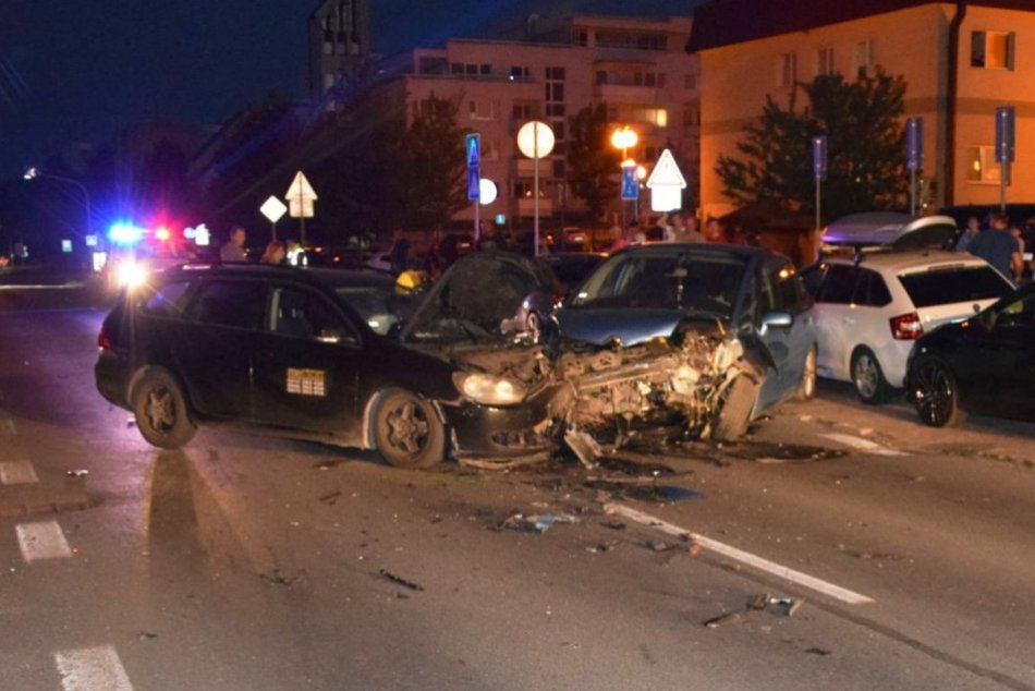 Ilustračný obrázok k článku Opitý taxikár narazil do dvoch áut: Po prevoze do nemocnice zraneniam PODĽAHOL