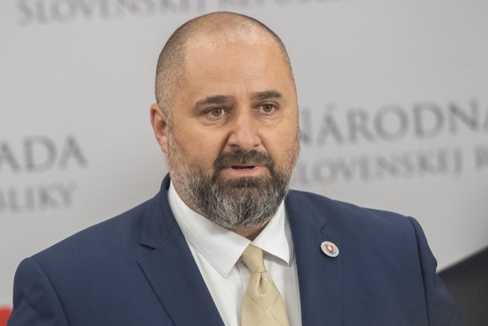 Ilustračný obrázok k článku Poslanec zo Sme rodina má mať na krku obvinenie: Potýčka s policajtom a LOŽ?