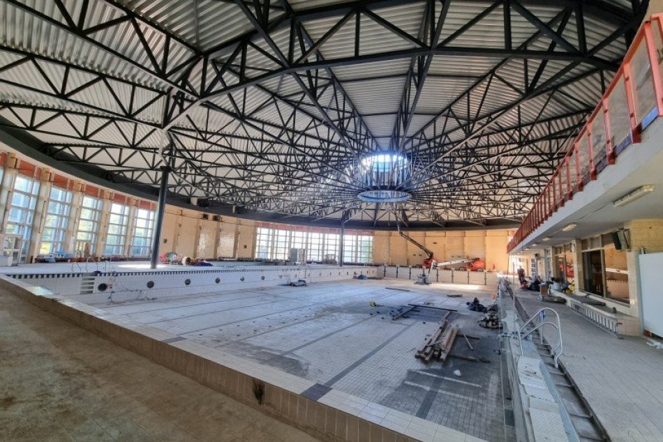 Ilustračný obrázok k článku Šaľa zachraňuje miestnu plaváreň: Nová strecha je už hotová, FOTO