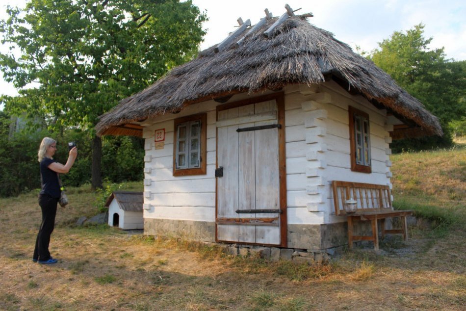 Ilustračný obrázok k článku Spomínate si na chalúpku dedka Večerníčka? Jednu nájdeme aj v srdci Slovenska, FOTO