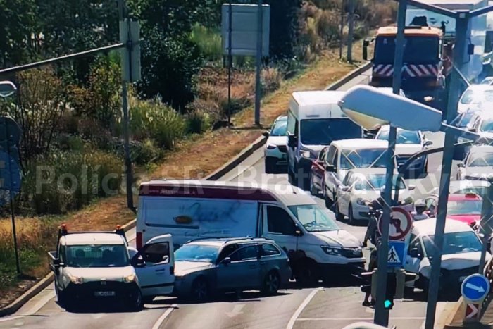 Ilustračný obrázok k článku HROMADNÁ nehoda na frekventovanej križovatke v Bratislave: Rátajte so zdržaním