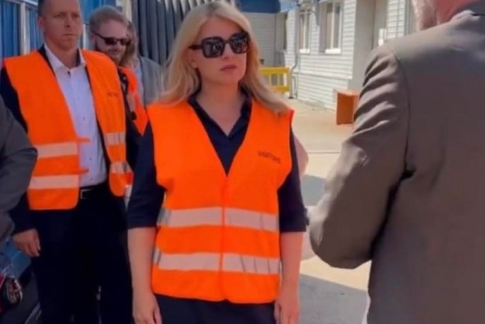 Ilustračný obrázok k článku TAKTO ste prezidentku ešte nevideli: Čaputová v lodičkách, ale v pracovnej veste s reflexnými pásmi!