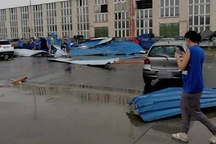 Ilustračný obrázok k článku FOTO: Lietajúca strecha aj VYDESENÍ turisti: Niektorými regiónmi Slovenska sa prehnala SMRŠŤ!