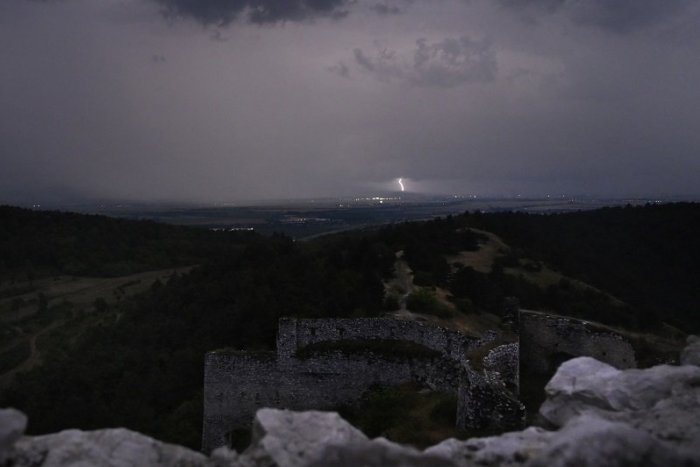 Ilustračný obrázok k článku Cez víkend hlásia búrky: RADY, čo robiť v horách a ako sa (za)chrániť pred BLESKOM