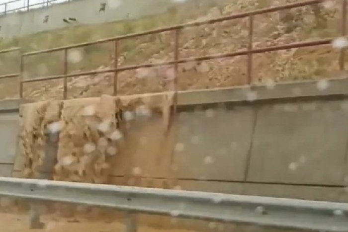 Ilustračný obrázok k článku Silné búrky už úradujú: VIDEO z D1! Pre zosuv svahu bol obojsmerne uzavretý úsek diaľnice