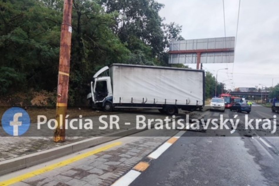 Ilustračný obrázok k článku ZRÁŽKA nákladiaku s dvomi autami na frekventovanej ulici: TRAJA ľudia sa zranili! FOTO