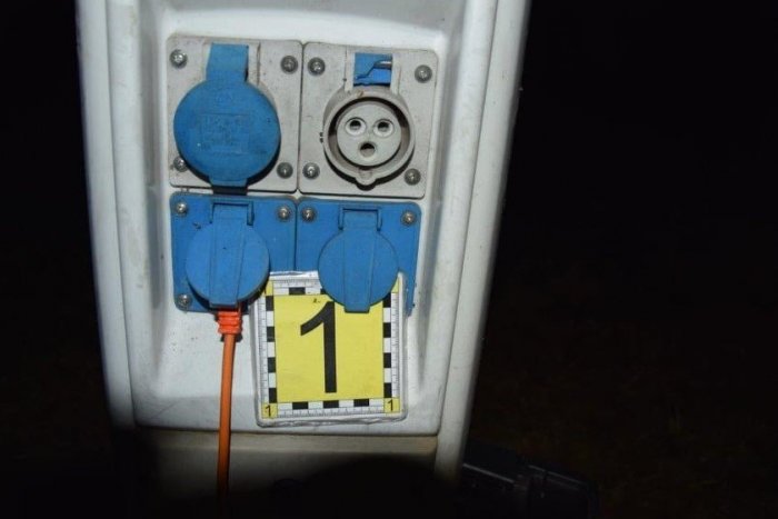 Ilustračný obrázok k článku Chlapca na Šírave zabil elektrický prúd: Obvinili aj starostu obce Vinné