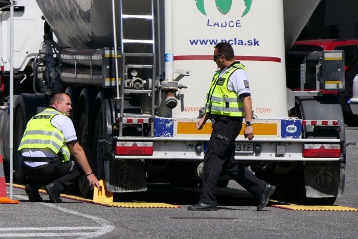 Ilustračný obrázok k článku Česi zaviedli na hraniciach so Slovenskom VEĽKÉ KONTROLY: Posvietia si aj na vlaky