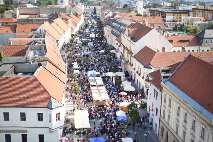 Ilustračný obrázok k článku Vodiči, zvýšte opatrnosť: Tradičný trnavský jarmok prinesie dopravné OBMEDZENIA