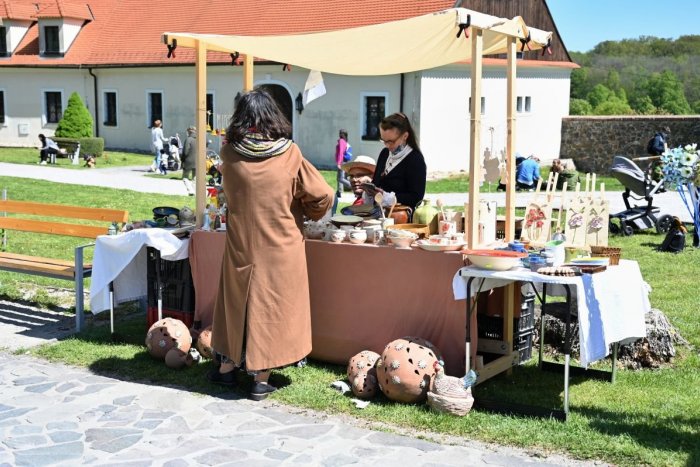 Ilustračný obrázok k článku Veľká noc na hrade Červený kameň: Tešiť sa môžete na PREHLIADKY aj remeselníkov