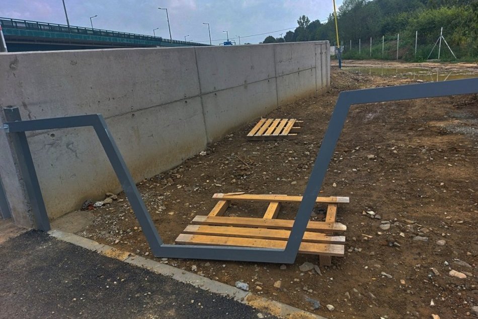 Ďalšia zábrana, tretia v poradí, ešte čaká pripravená na budúce osadenie.