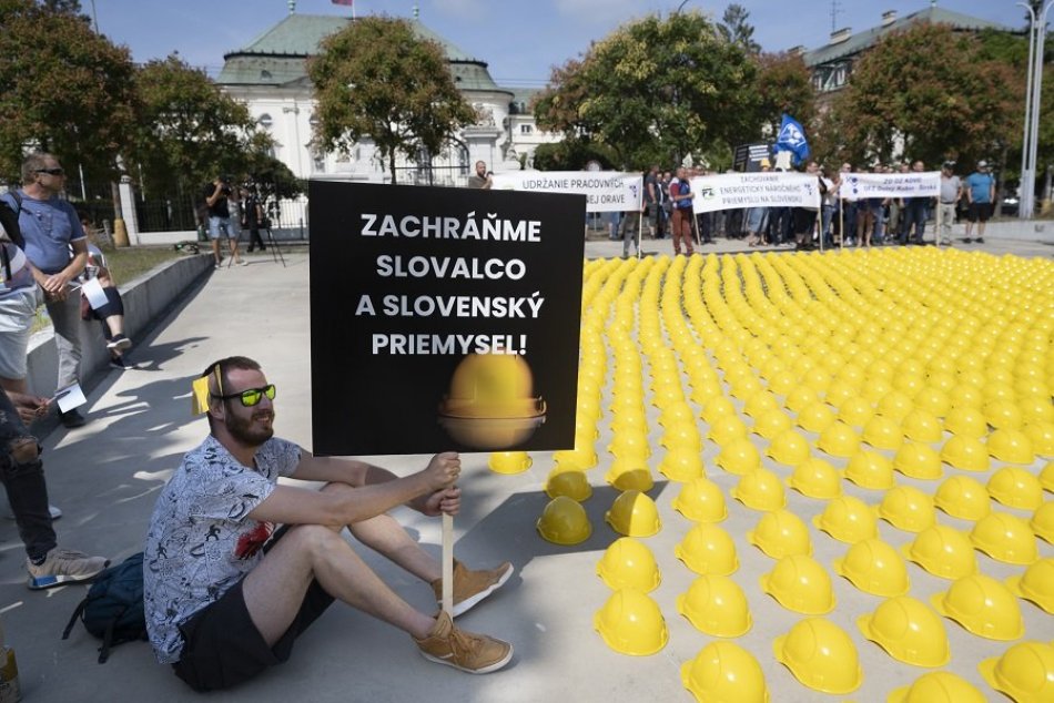 Ilustračný obrázok k článku Pred Úradom vlády ležia stovky prilieb: Veľký protest za záchranu Slovalca! FOTO a VIDEO