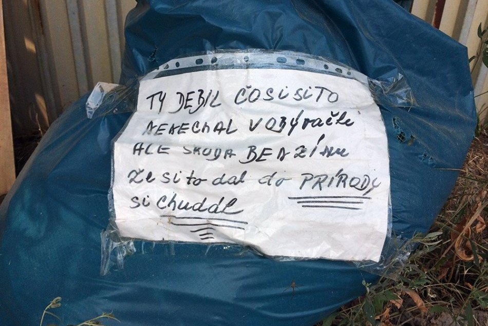 Ilustračný obrázok k článku Vrecia s odpadom niekto vyhodil vedľa cesty: TOTO mu odkazujú ľudia, FOTO