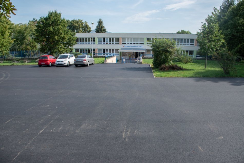 Ilustračný obrázok k článku Zdevastovanú plochu pred školou po rokoch opravili: Dochádzalo tu ku kolíziám áut