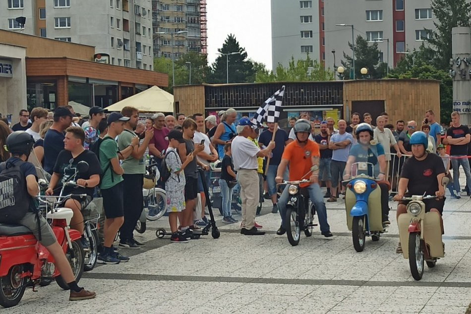 Ilustračný obrázok k článku Považskobystrický motocykel vyvolal v centre mesta kus nostalgie, FOTO