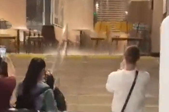 Ilustračný obrázok k článku Šialené zábery z McDonaldu: Voda zaplavila prevádzku, následne sa PREPADOL strop, VIDEO