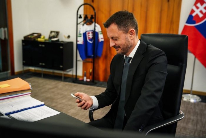 Ilustračný obrázok k článku Premiér Heger sa POĎAKOVAL Česku a Poľsku: Najväčšiu poklonu vzdal ministrovi Naďovi!