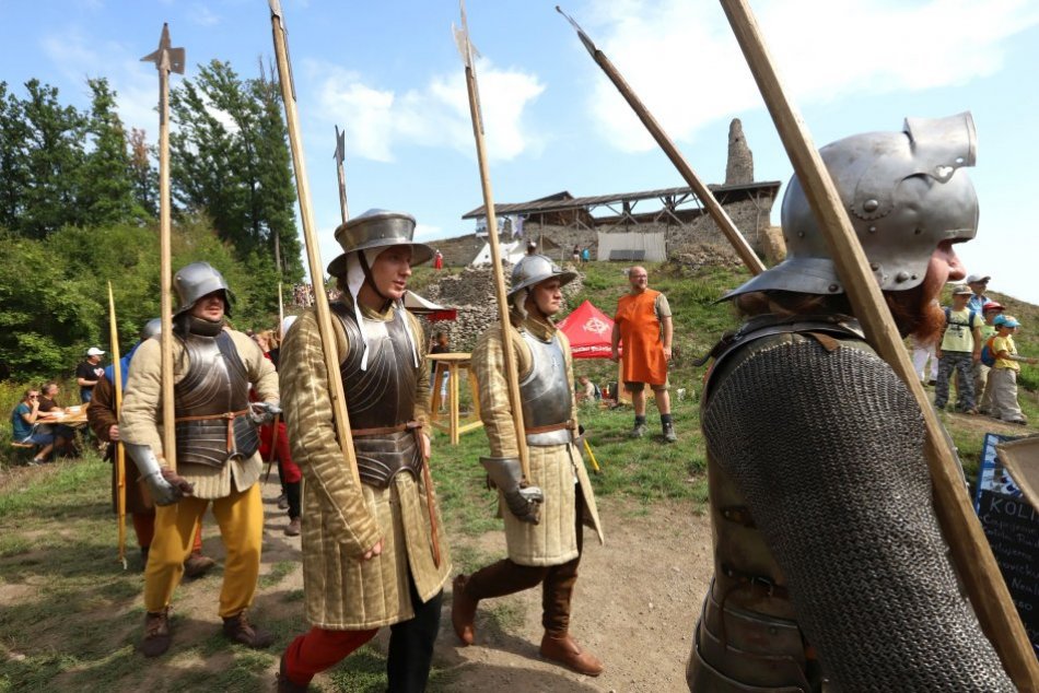 Ilustračný obrázok k článku Strašidelná noc aj kráľovská svadba: Stredoslovenské HRADY lákajú aj na úplné NOVINKY