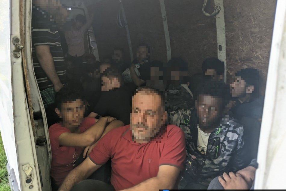Ilustračný obrázok k článku ŠOK na juhu Banskobystrického kraja: Neuveríte, koľko MIGRANTOV sa tlačilo v dodávke, FOTO