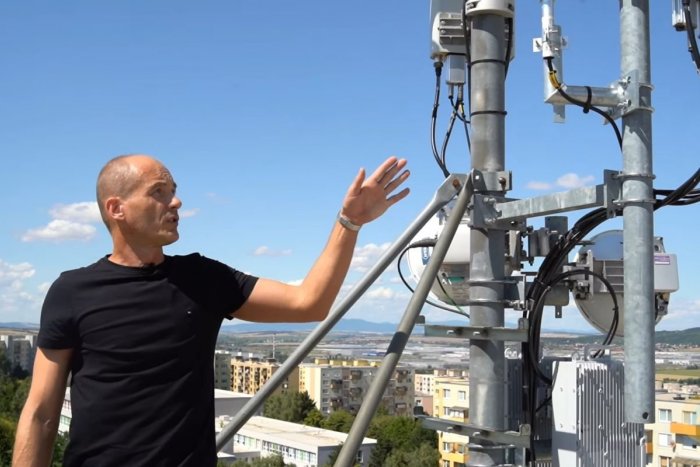 Ilustračný obrázok k článku Strechy panelákov sú nimi doslova posiate: Treba sa BÁŤ vysielačov mobilného signálu?