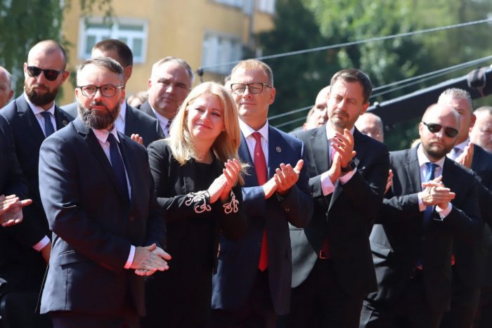 Ilustračný obrázok k článku SVET O SLOVENSKU: Namiesto osláv SNP si naši politici opäť NADÁVALI!