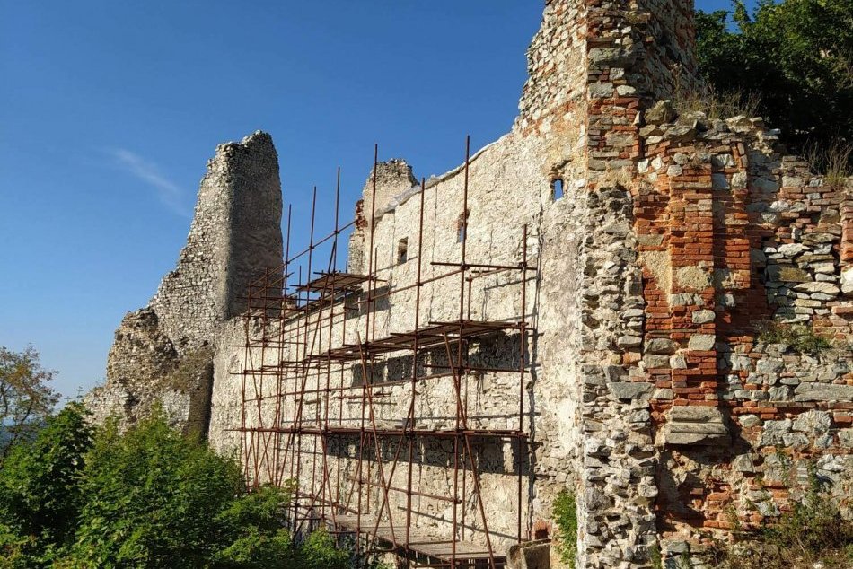 Ilustračný obrázok k článku Dobrovoľníci zachraňujú hrad Gýmeš: Na zrúcanine strávili aj toto leto, FOTO