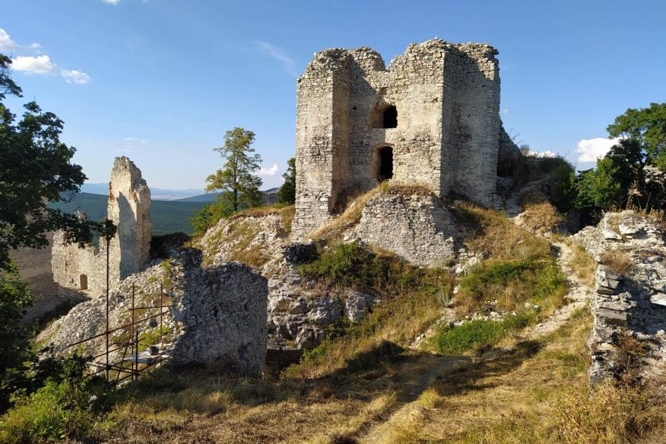 Ilustračný obrázok k článku Na hrade Gýmeš sa čoskoro začnú brigády: Pripravujú aj zaujímavú výstavu