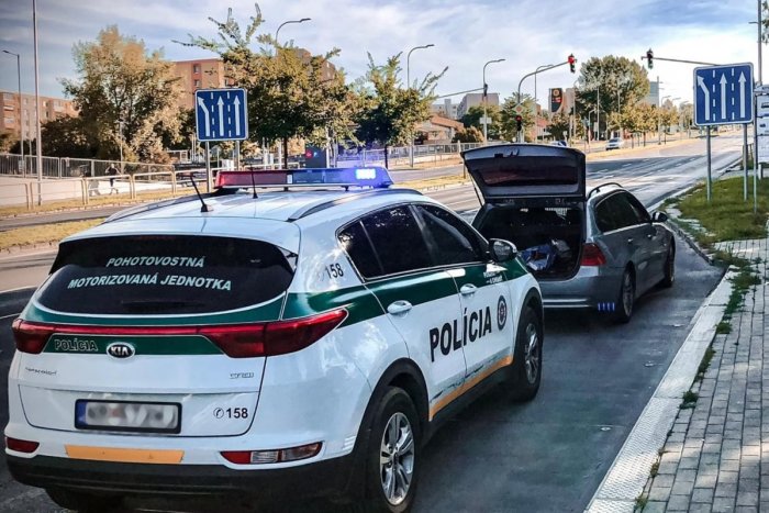 Ilustračný obrázok k článku Policajti zastavili auto s rozbitým svetlom, vodiča okamžite ZADRŽALI: Čo objavili?