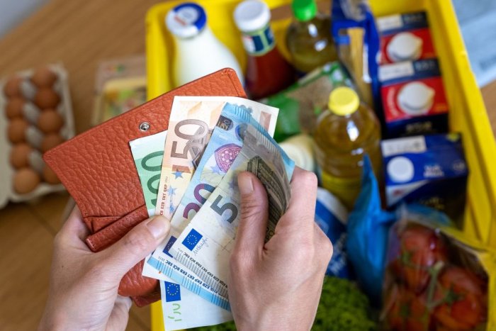 Ilustračný obrázok k článku Muž v Poprade obral pracovníčku zmenárne o takmer 2-tisíc eur: Aký trik na to použil?