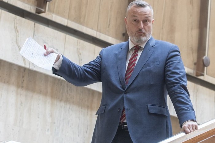 Ilustračný obrázok k článku Odbíja tejto vláde UMIERAČIK? Už aj Krajniak pripúšťa možnosť predčasných volieb