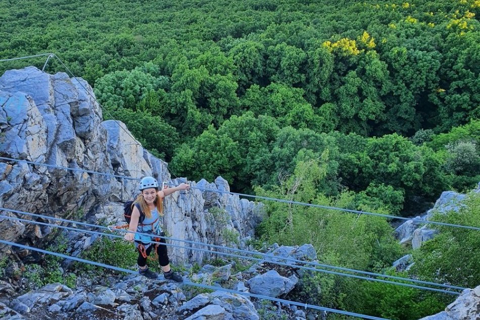 Ilustračný obrázok k článku Zoborské ferraty sprístupnia v máji: Skúškou odvahy je 15 metrový lanový MOST