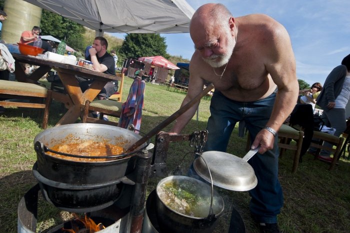 Ilustračný obrázok k článku Roztočte to na Petržalskom majálese! PRVÝ ročník prinesie aj súťaž vo varení guláša