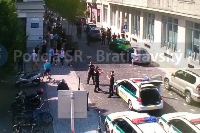 Ilustračný obrázok k článku NAHÁŇAČKA priamo v centre Bratislavy: Vodič pri pokuse uniknúť "zošrotoval" ďalšie autá