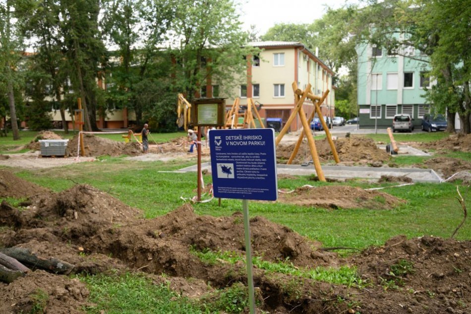 Ilustračný obrázok k článku Detské ihrisko, lampy aj lavičky: Nový park prechádza veľkou revitalizáciou, FOTO