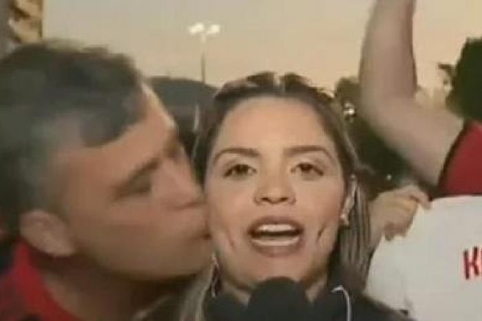 Ilustračný obrázok k článku VIDEO: Fanúšik POBOZKAL reportérku v priamom prenose: Odviedli ho do väzby!