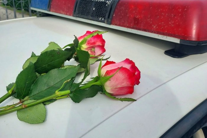 Ilustračný obrázok k článku Krásne gesto VĎAKY: Muž prekvapil policajtky v službe nádhernými RUŽAMI