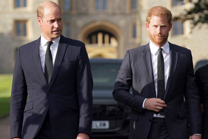 Ilustračný obrázok k článku Zmierenie po rokoch? Williama a Harryho spojil smútok, Briti špekulujú o novej ére