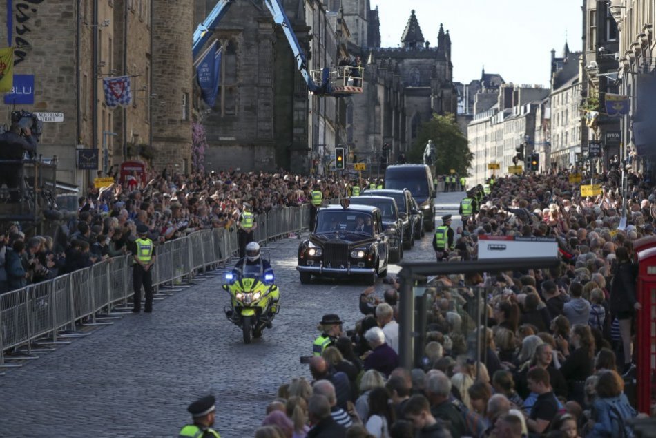 Ilustračný obrázok k článku Silné zábery z prevozu rakvy s Alžbetou II.: Rozlúčiť sa prišli tisícky ľudí, FOTO