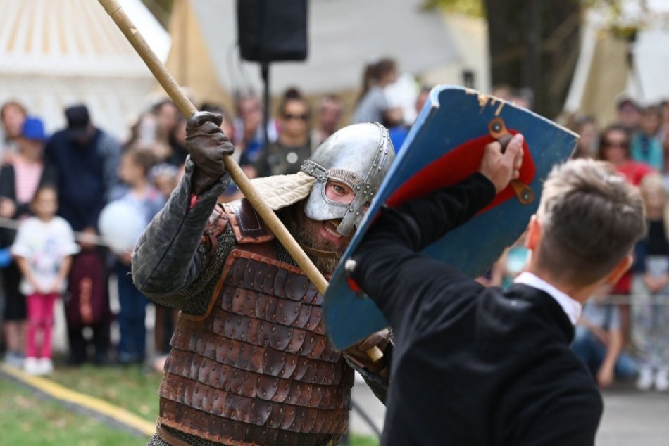 Ilustračný obrázok k článku Trnavčania sa preniesli späť v čase: Stredovek pod hradbami lákal na dobové zážitky