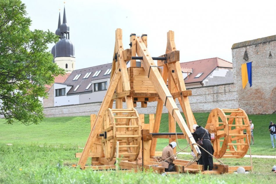 Ilustračný obrázok k článku Trnava má novú atrakciu: Pod hradbami odhalili osemmetrový katapult, FOTO