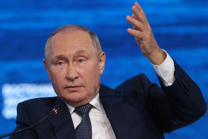 Ilustračný obrázok k článku TRASIE sa pod Putinom stolička? Viacerí poslanci podpísali vyhlásenie, aby ODSTÚPIL!